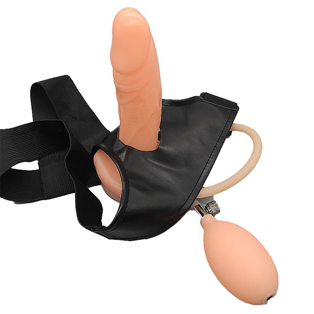 Vista lateral da cinta peniana com p�nis infl�vel de silicone na cor bege, destacando a textura suave e a bomba manual acoplada