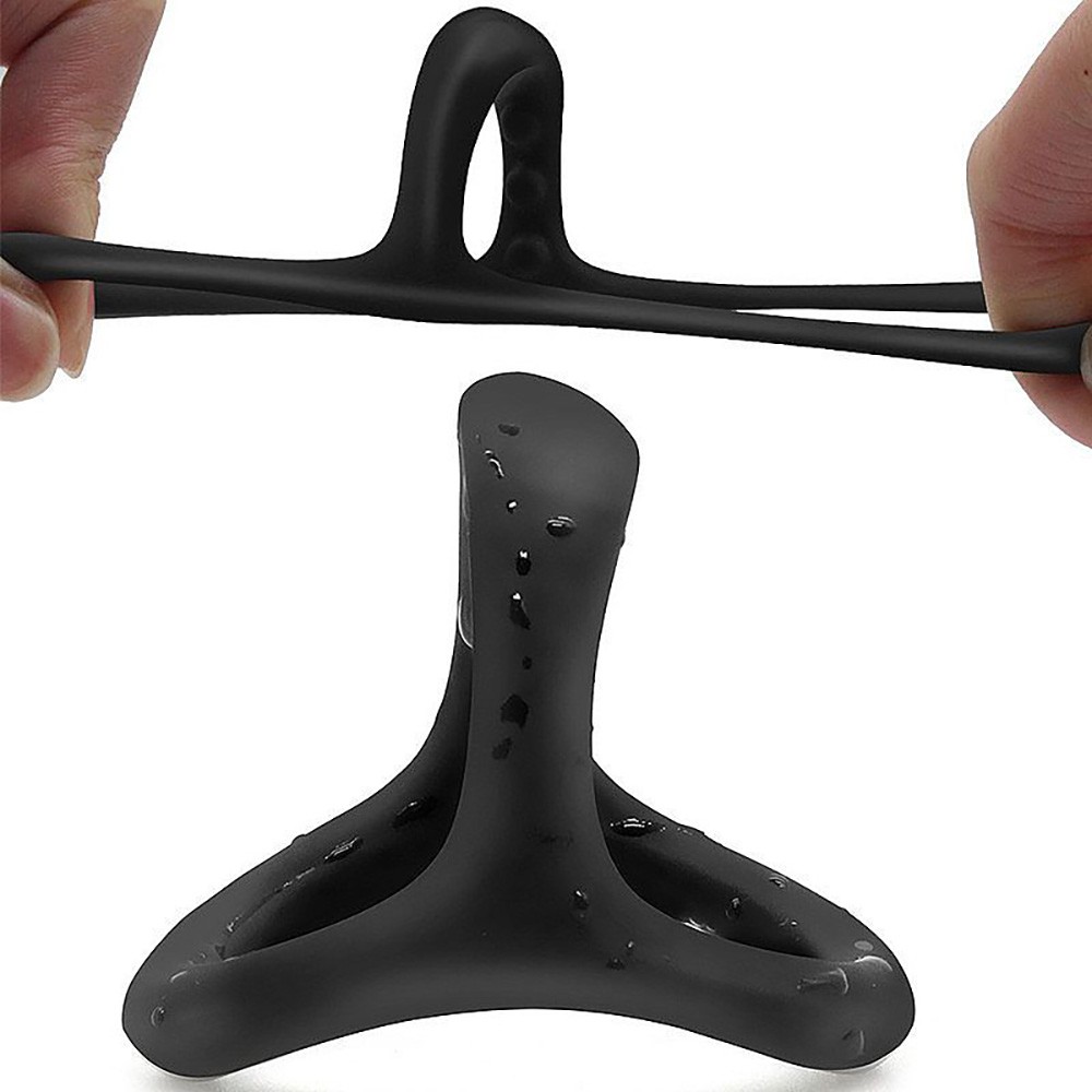 Anel Peniano e Escrotal Otto Preto em Silicone, mostrando flexibilidade do material esticado pelas m�os