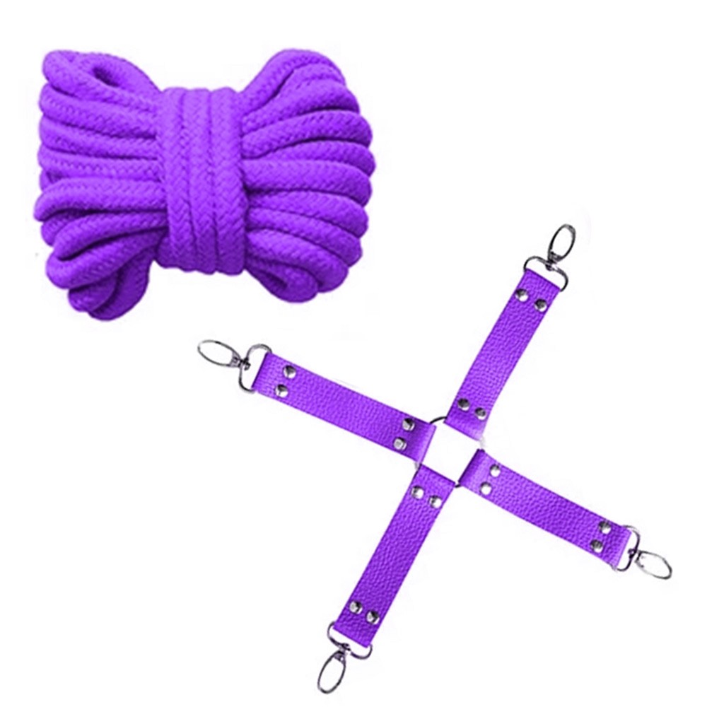 Kit bondage com detalhes da corda roxa enrolada e a amarra��o em X para as algemas