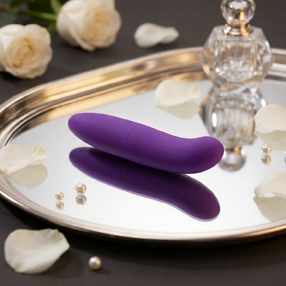 Vibrador Ponto G Liso Feito em Pl�stico R�gido Roxo - vista frontal em angulo inferior do vibrador roxo