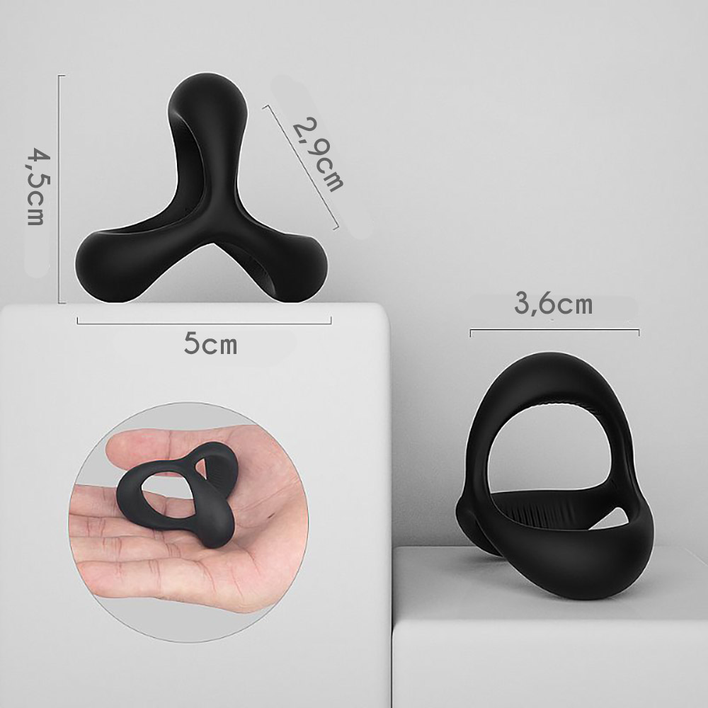 Anel Peniano Black Rider em silicone preto, em �ngulo din�mico, evidenciando a textura e o brilho fosco