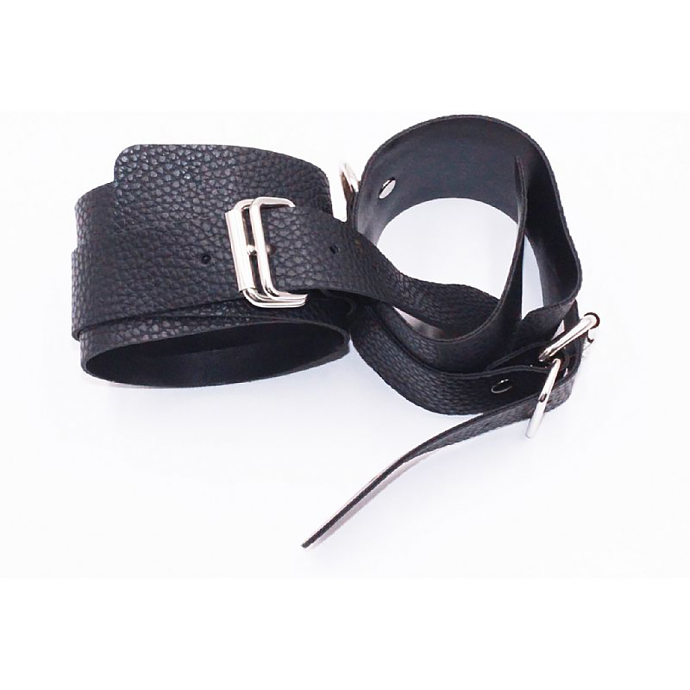 Morda�a tipo bola preta com correias ajust�veis e fivelas prateadas, acess�rio de restri��o do Kit Bondage