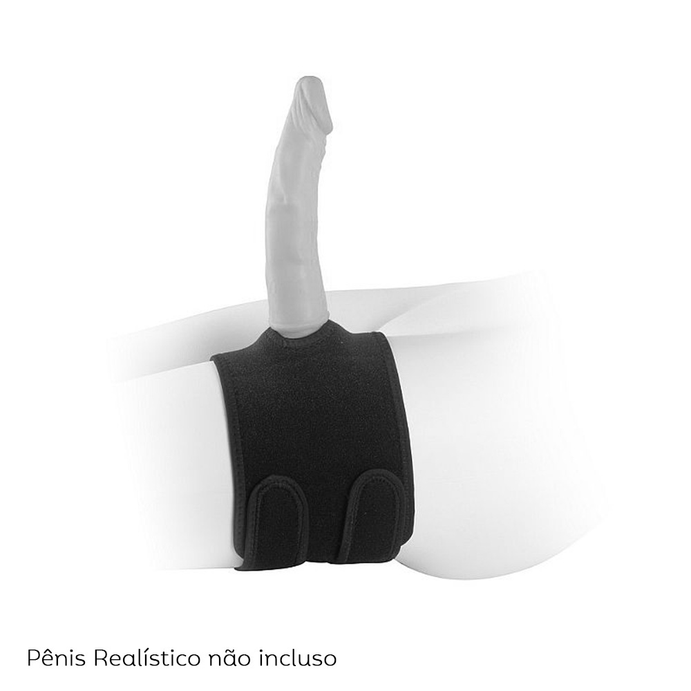 Cinta Peniana para Perna sem P�nis Preta com um p�nis realista acoplado, vista lateral, mostrando o ajuste do velcro na parte interna da coxa. A imagem informa que o p�nis n�o est� incluso.
