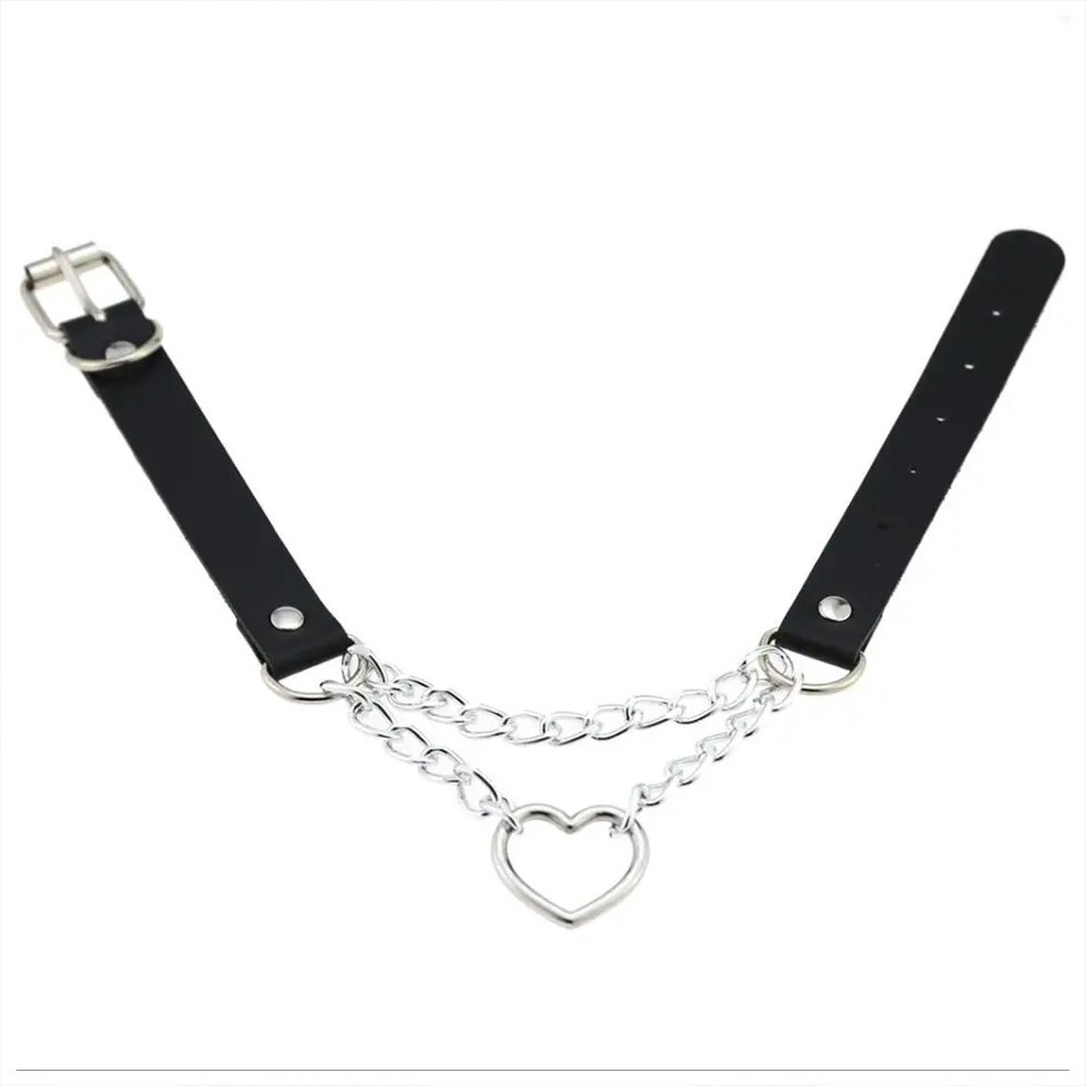Coleira Choker preta em PU com fivela e correntes com cora��o, vista em perspectiva diagonal, mostrando ajuste