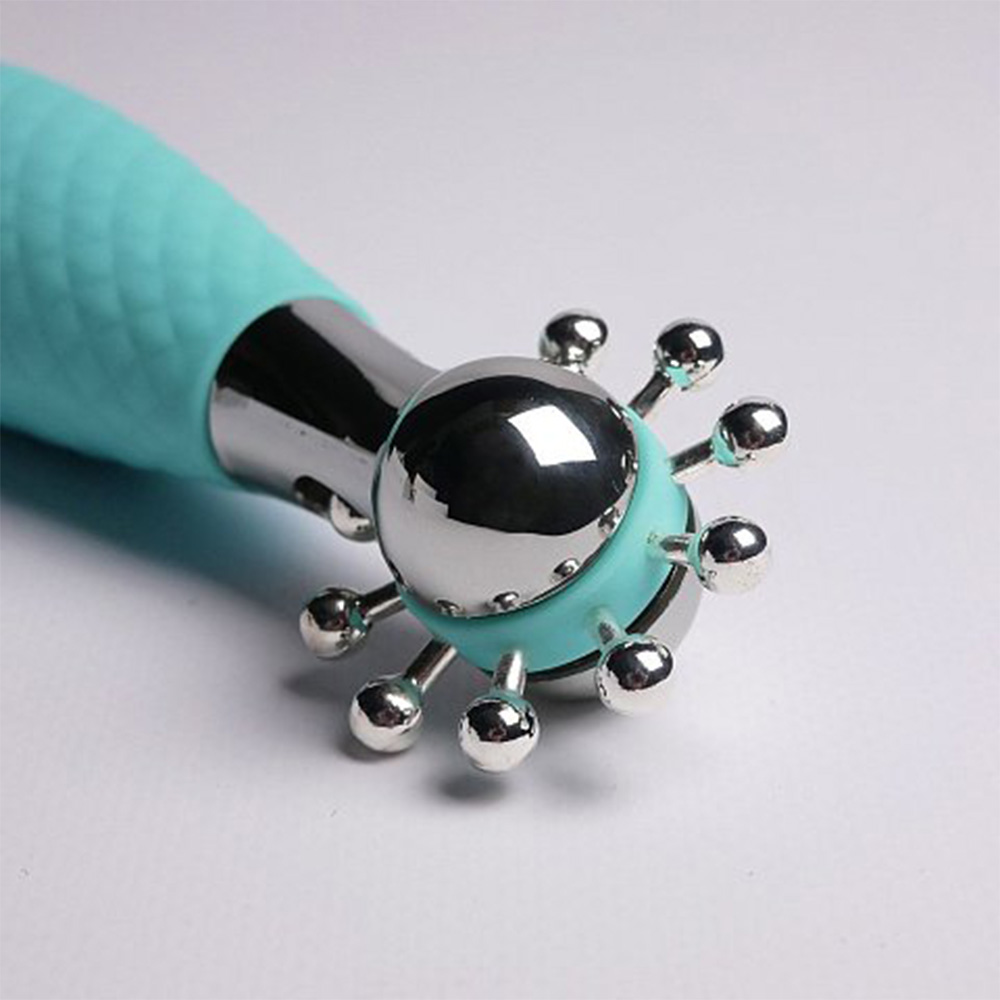 Close-up da ponta do Vibrador Feminino Cyan, destacando as esferas met�licas e o mecanismo de choque