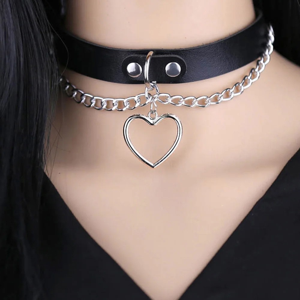 Coleira Social Choker em PU preta, mostrando a textura do material e a qualidade dos detalhes