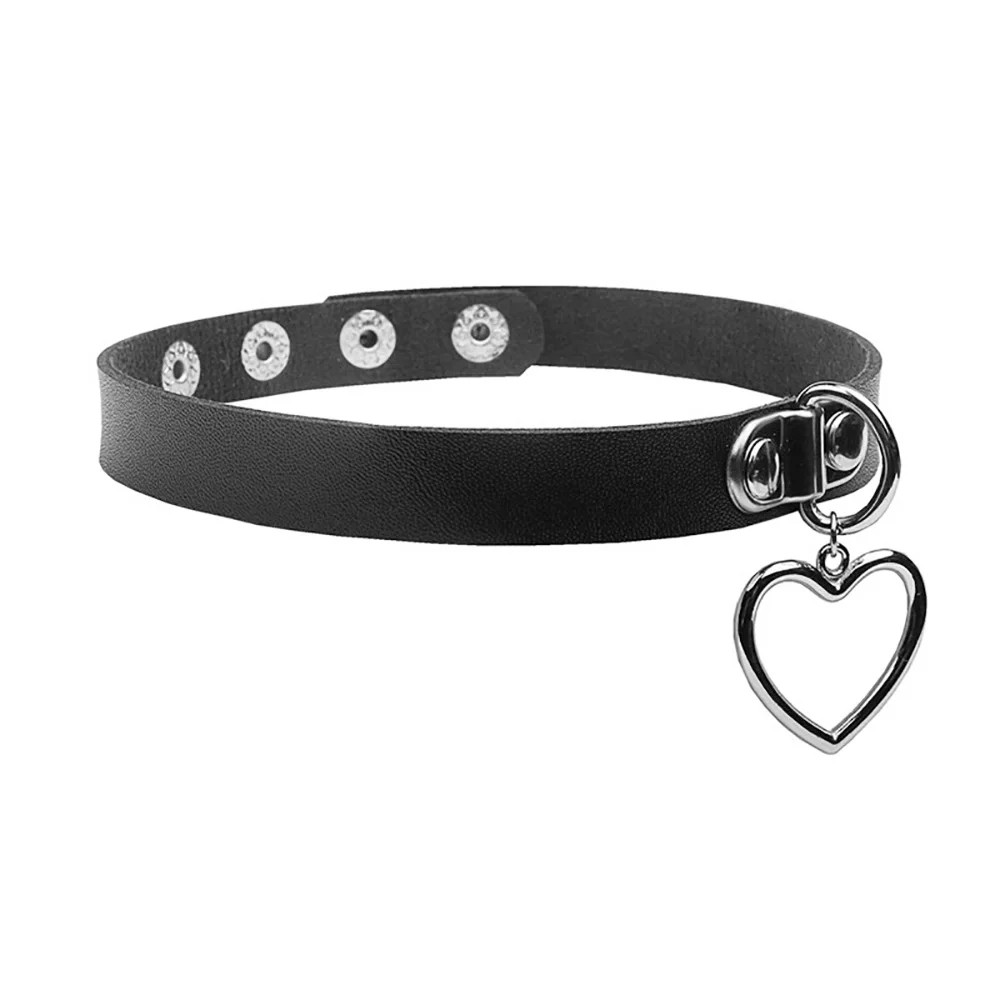 Coleira Social Choker preta em PU com pingente de cora��o prata e ajuste em bot�es, vista lateral
