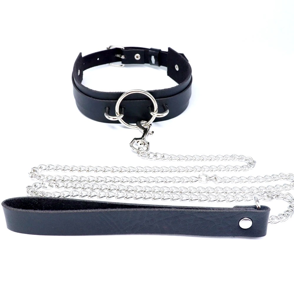 Coleira Choker em PU preta com argola prata e fivela ajust�vel, vista de cima