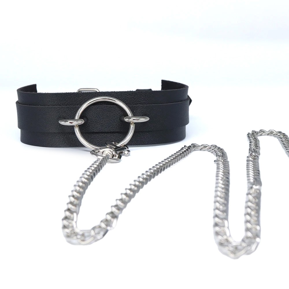 Coleira Choker em PU preta com argola prata e parte da corrente com mosquet�o em fundo branco