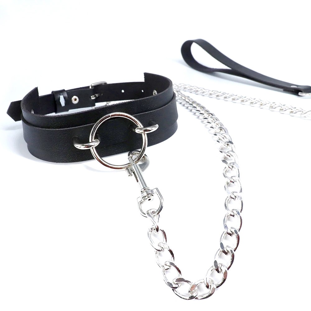 Coleira Choker em PU preta com argola prata e detalhe da fivela ajust�vel, vista de lado