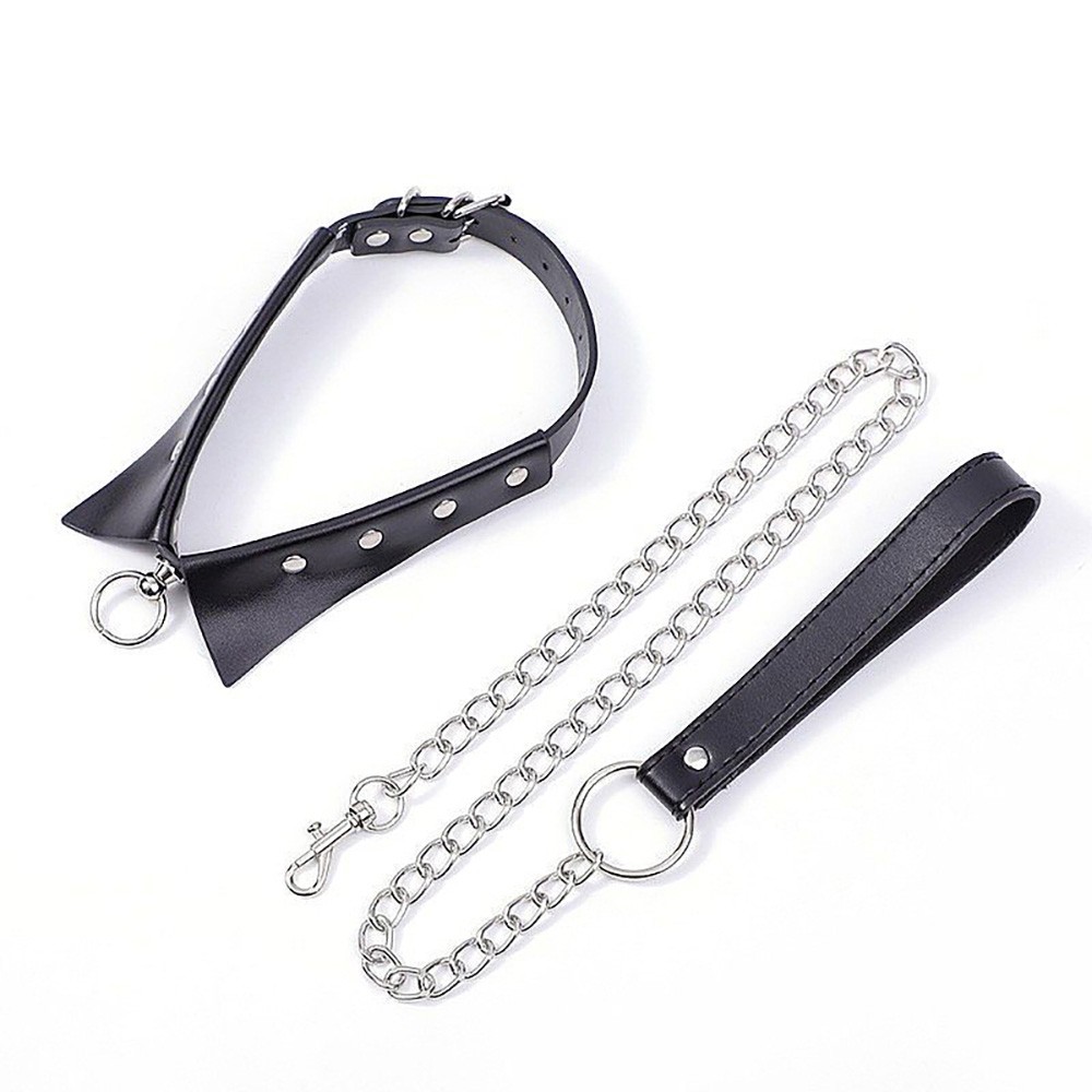 Conjunto de coleira chocker preta em PU, guia com corrente e al�a, dispostos lado a lado, em fundo branco
