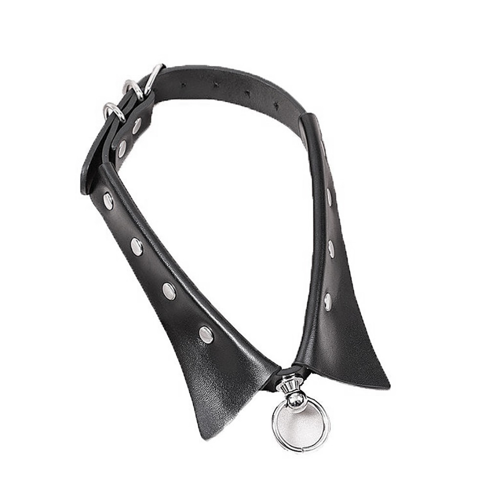 Vista frontal inclinada da coleira chocker preta em PU, mostrando detalhes de ilhoses met�licos e anel central