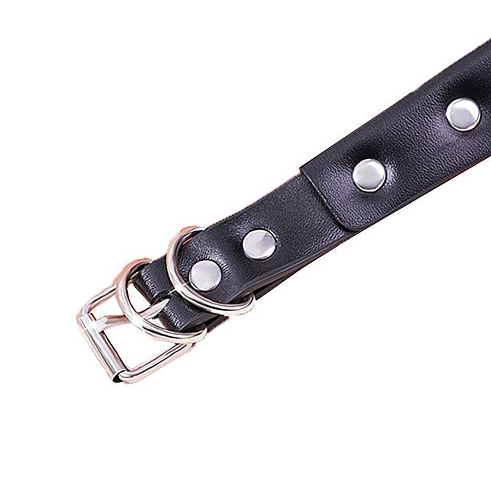 Modelo usando a coleira chocker preta em PU com guia, em close no pesco�o e ombros, destacando a conex�o do mosquet�o e a corrente