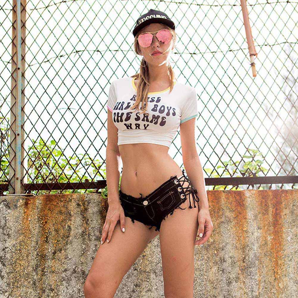 Shorts Sensual Jeans com Amarra��o nas Laterais Preto | Vista frontal da modelo usando o shorts