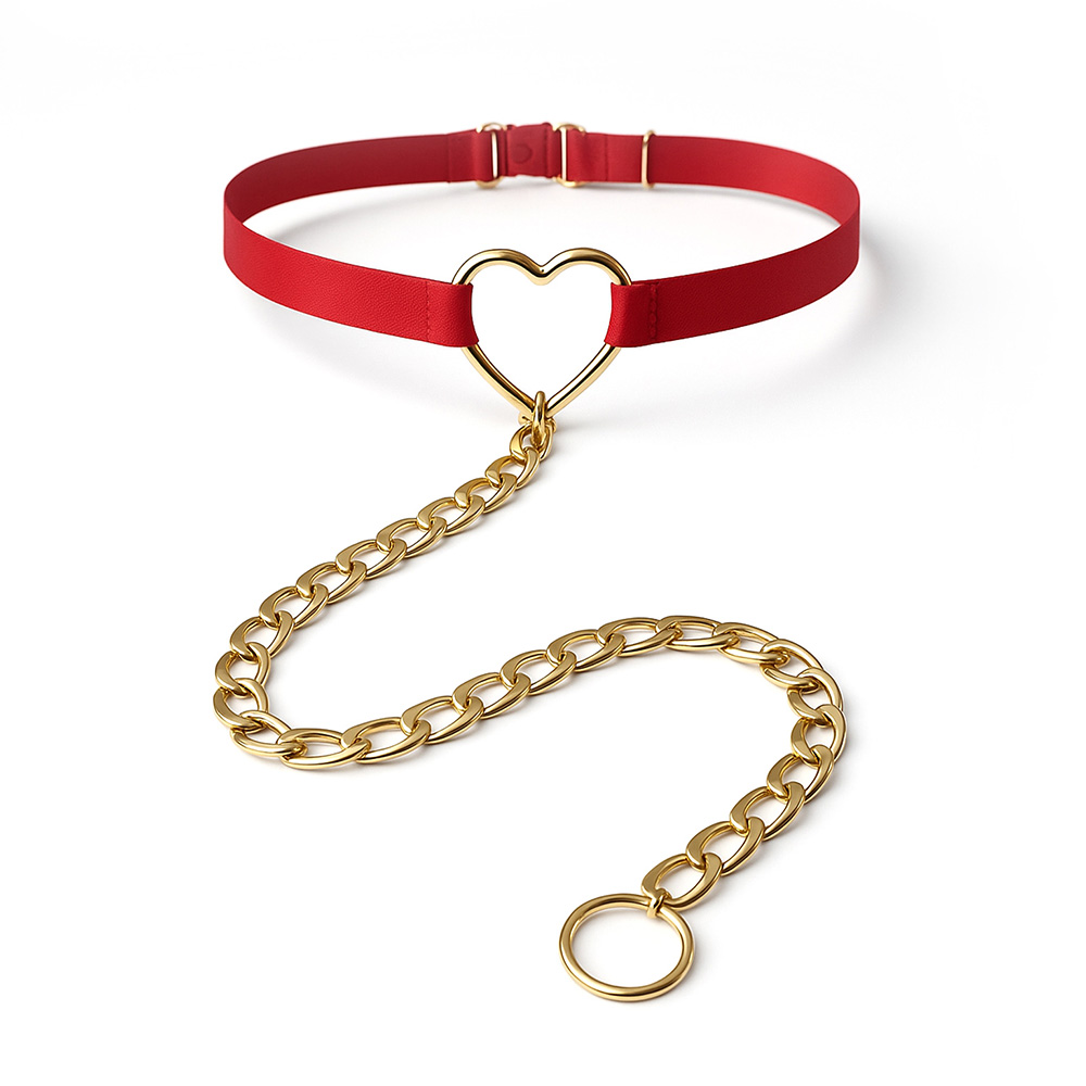 Coleira choker vermelha com cora��o dourado e corrente em fundo branco, vista frontal