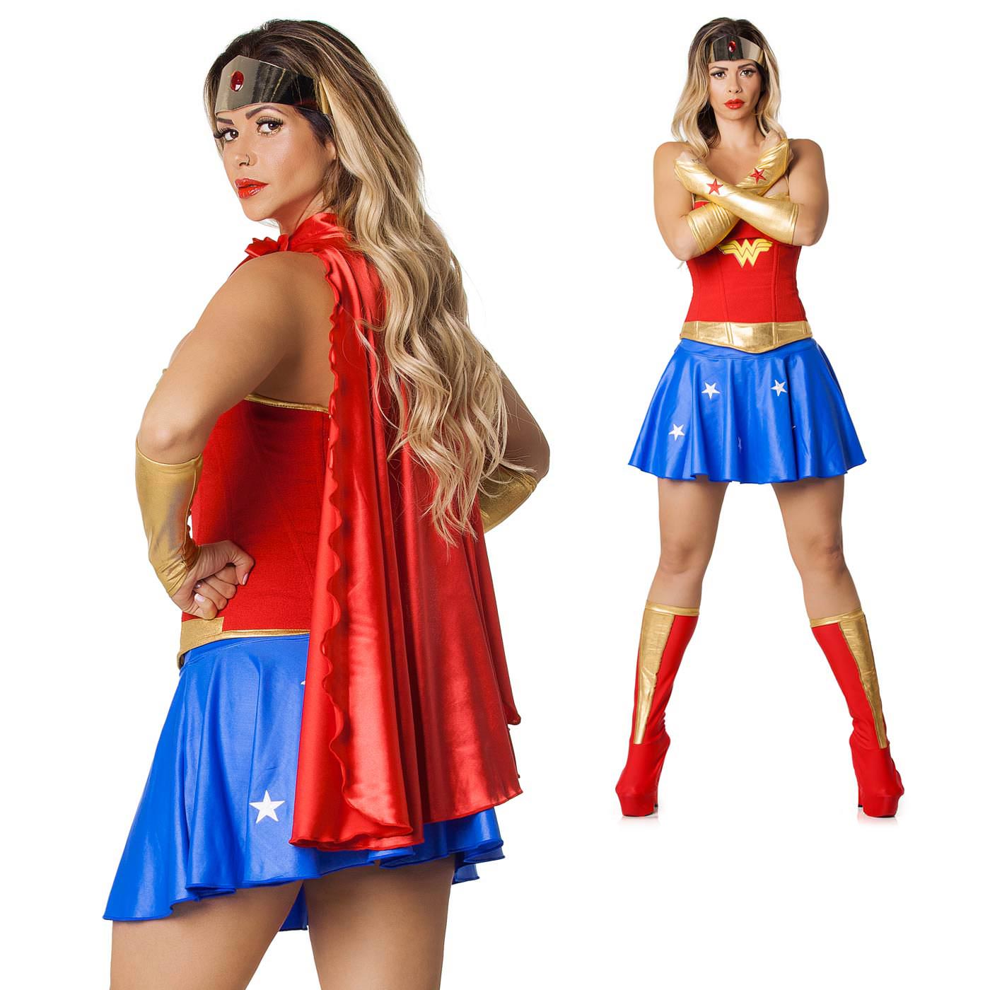 Cosplay Er�tico Mulher Maravilha em close de costas e vista frontal ao fundo, evidenciando corpete, saia e capa