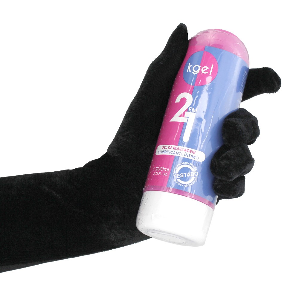 M�o usando luva de pel�cia preta segurando o frasco de Lubrificante Kgel 2 em 1, destacando o produto em uso