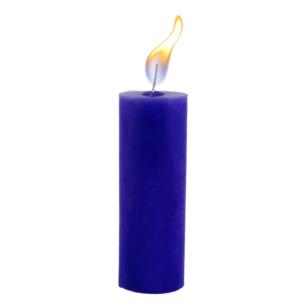 Vela para Wax Play 6cm Roxa acesa, com chama vibrante, em fundo branco