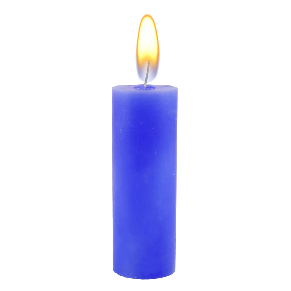 Vela para Wax Play 6cm Lil�s acesa, com chama vibrante, destacando a cor lil�s intensa e o formato cil�ndrico perfeito para jogos de fetiche