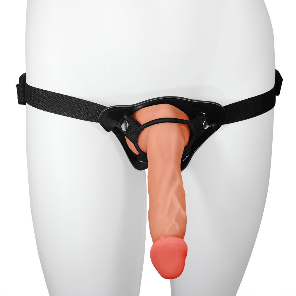 Cinta peniana ajust�vel com p�nis real�stico de 19,5cm bege, com a cinta em nylon preta e p�nis real�stico em tom de pele, vista de frente em manequim