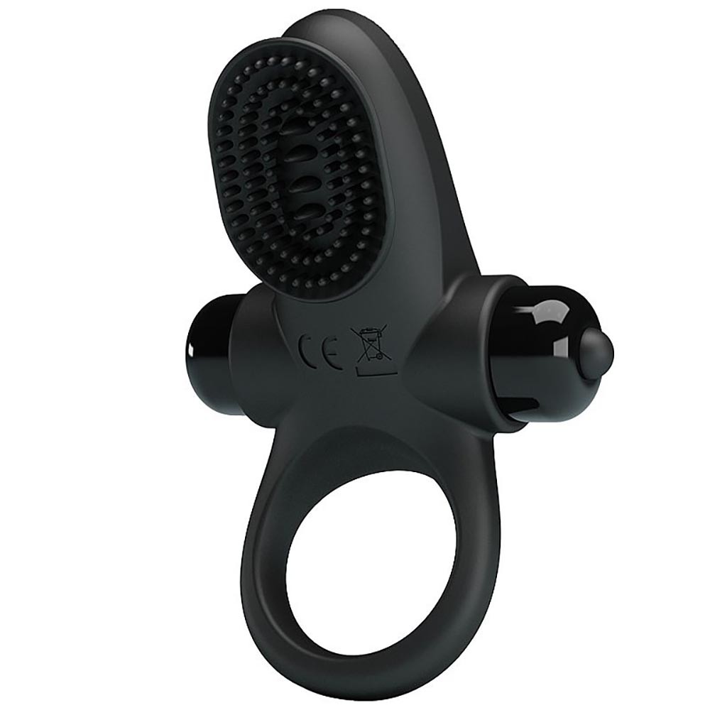 Anel Peniano Vibrat�rio Ring II Preto, vista em �ngulo destacando o controle embutido e o aro do anel
