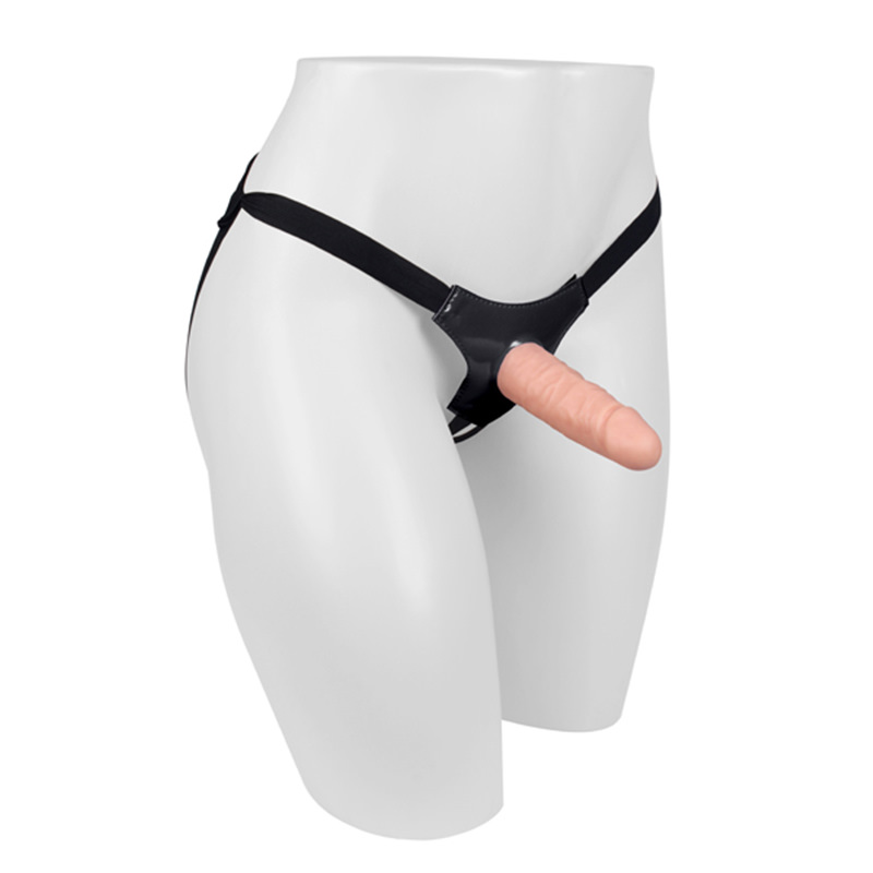 Cinta peniana universal preta em vinil com dildo na lateral, mostrando o anel de encaixe e a flexibilidade