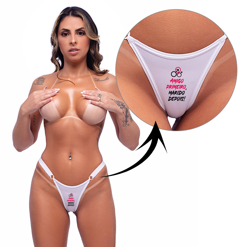Calcinha Fio Dental Branca com Frase 'Amigo Primeiro, Marido Depois!' - Vista Lateral em Modelo