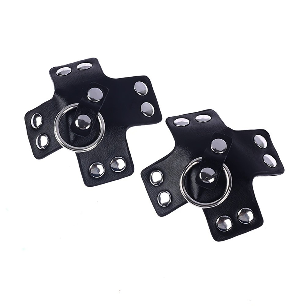 Tapa Mamilo com Formato de X em PU Imita��o de Couro com Argola Preto | Vista inclinada de ambas as pe�as, com foco nos detalhes
