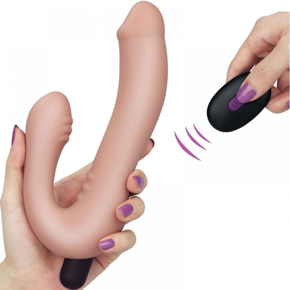Cinta Peniana para Ela em TPR Bege, vista lateral em m�o feminina, com controle sem fio, real�ando o material que imita a pele humana.