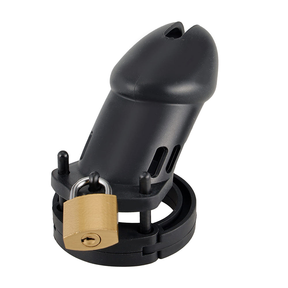 Cinto de Castidade em Silicone Preto com Ponta Vazada e Cadeado - Vis�o Detalhada Frontal