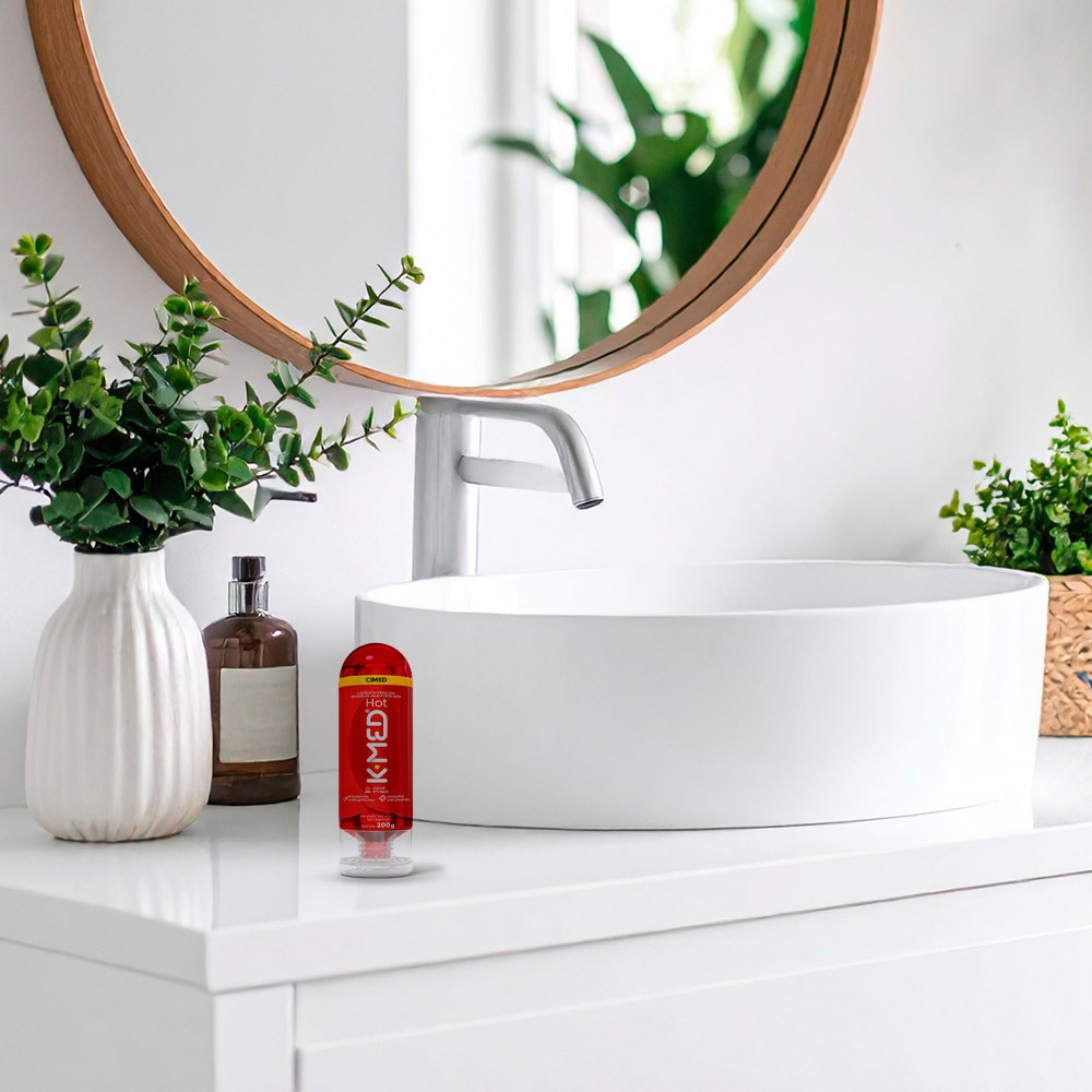 Lubrificante K-Med Hot em um ambiente de banheiro moderno, pr�ximo a uma pia, mostrando seu design elegante
