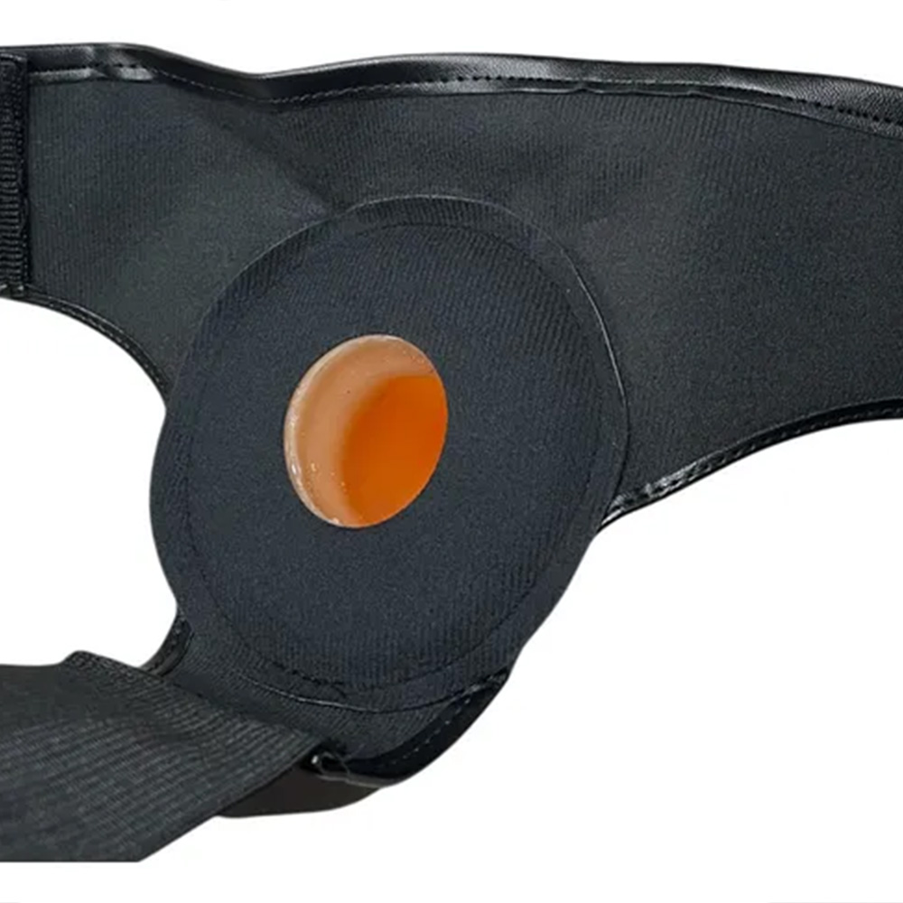 Vista lateral da capa peniana bege em silicone com extensor, mostrando o detalhe da cinta com regulagem.