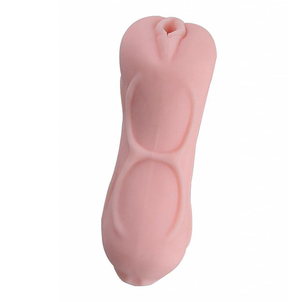 Close na abertura que simula uma boca no masturbador, mostrando o realismo da textura do Cyberskin bege