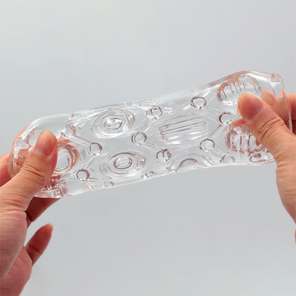M�os segurando Masturbador Masculino em Silicone flex�vel e transparente