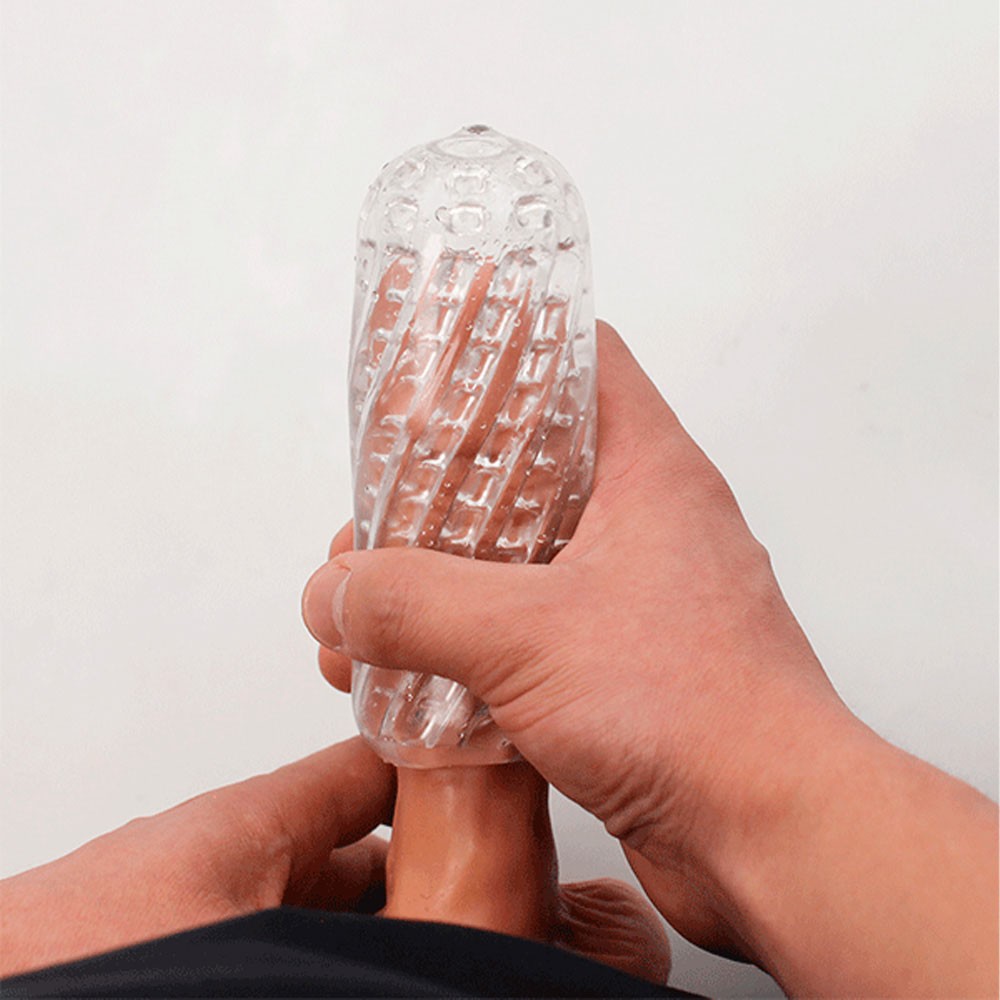 Masturbador Masculino em Silicone Transparente sendo usado por m�os em ambiente interno