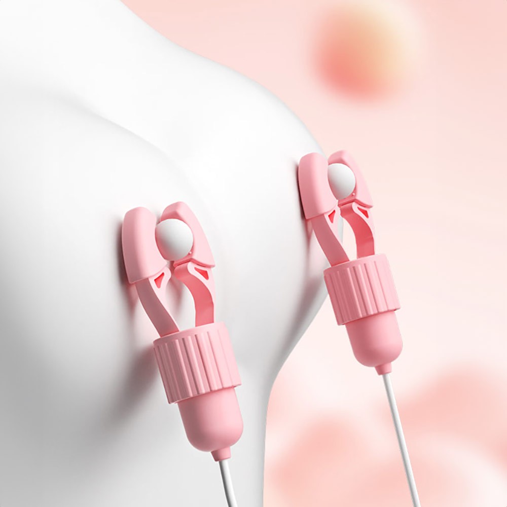 Par de Prendedores de Mamilo Rosa em Silicone aplicados a um torso simulado, evidenciando o formato