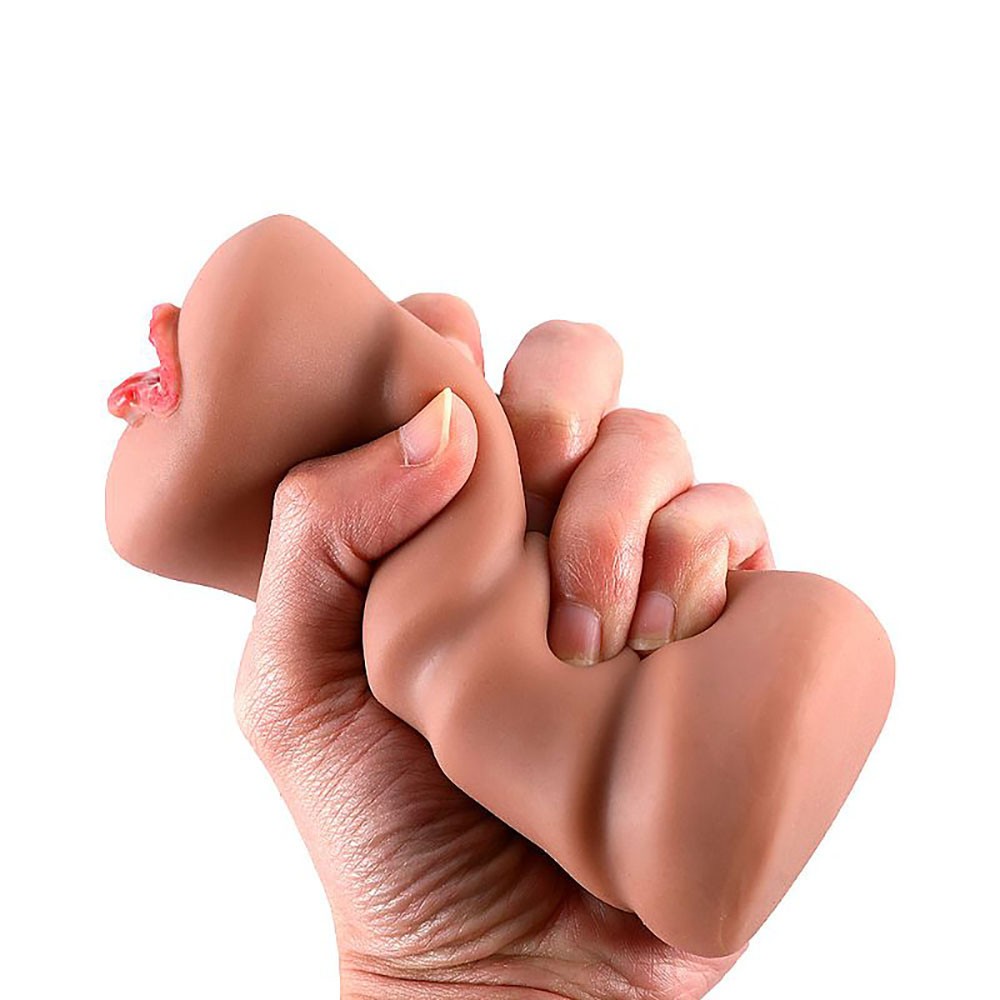 Masturbador Vagina em Cyberskin Nani Bege - M�o apertando o produto para mostrar a flexibilidade