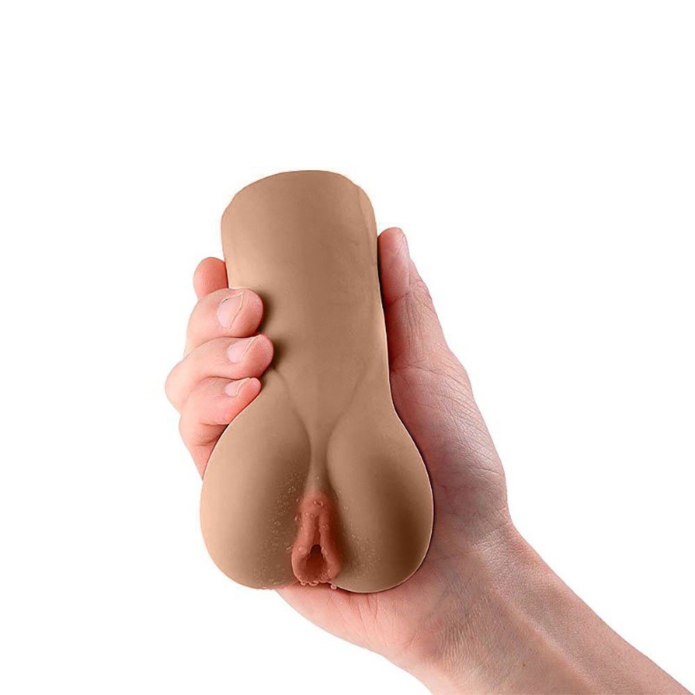 Masturbador Vagina em Cyberskin Joice Marrom | Vista inclinada que destaca o volume e a est�tica convidativa do produto