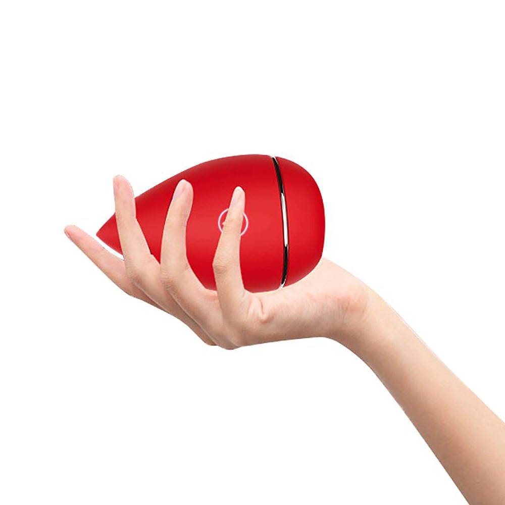 Sugador de Clit�ris Love Blooms Vermelho em um lado, comparado ao tamanho da m�o