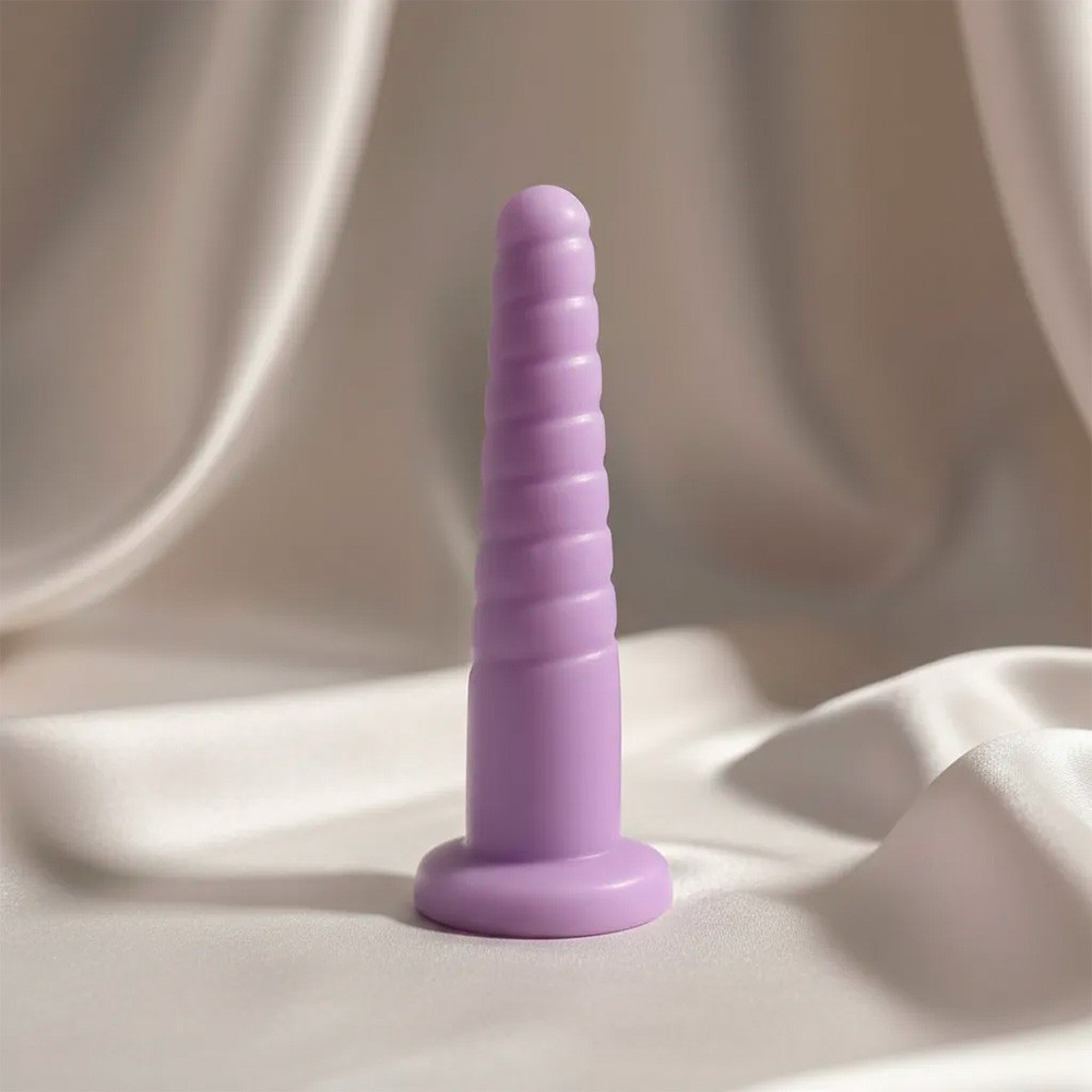 Plug Anal Screw em PVC Flex�vel Roxo - Imagem do plug em espiral em ambiente com tecido acetinado