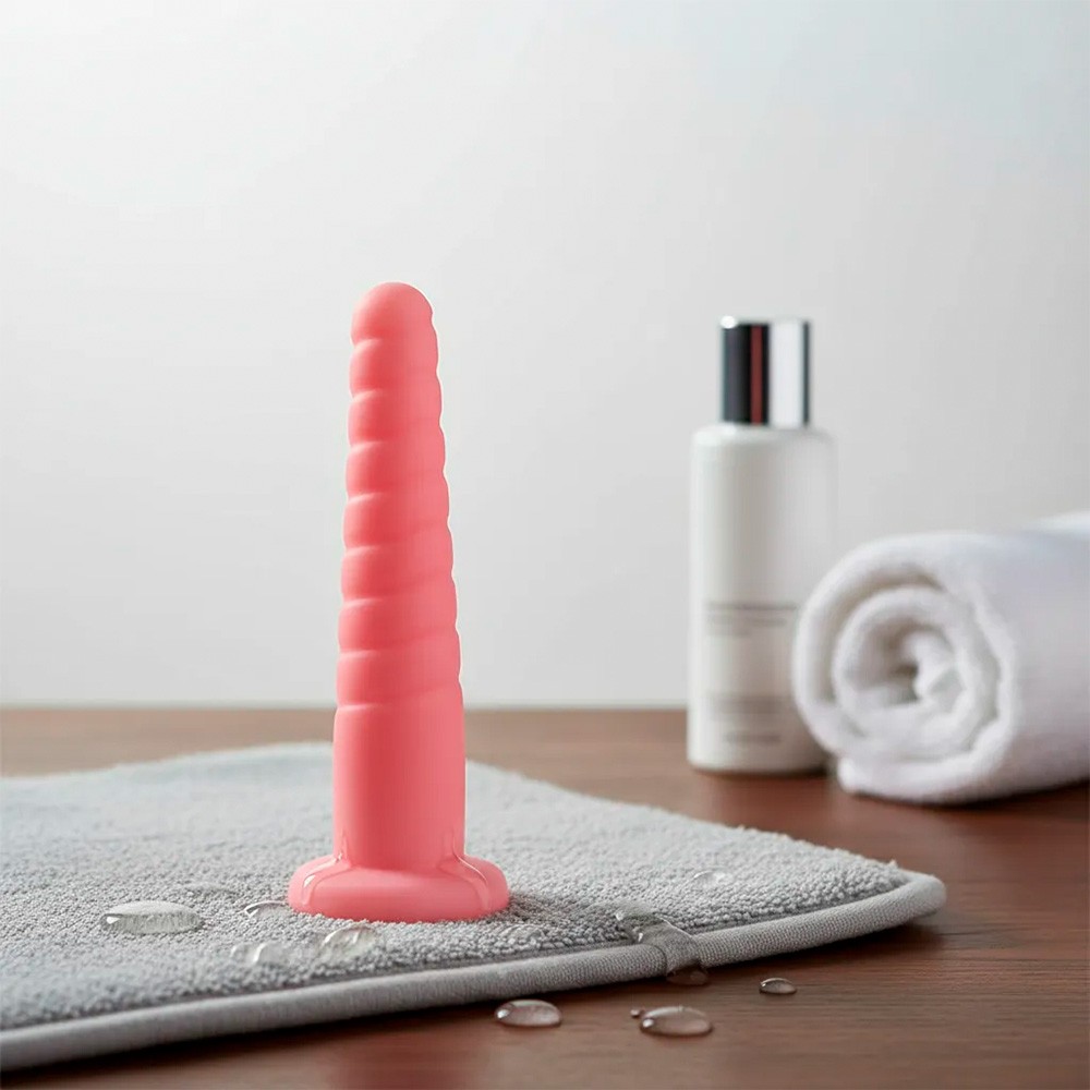 Plug Anal Screw Rosa em cen�rio de uso, destacando flexibilidade