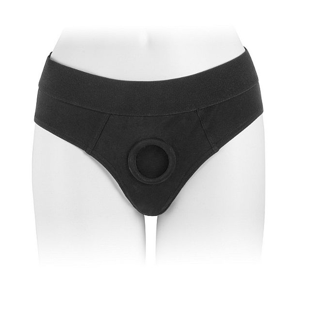 Vista frontal da cueca harness preta para dildos, mostrando a elasticidade do tecido