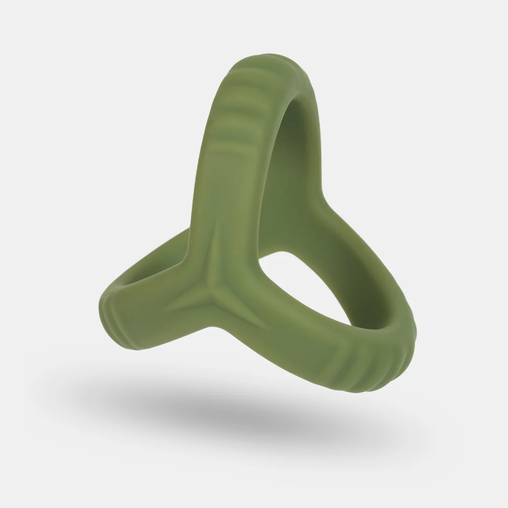 Anel peniano e escrotal Hold em silicone verde militar, vista de perfil, destacando as nervuras texturizadas