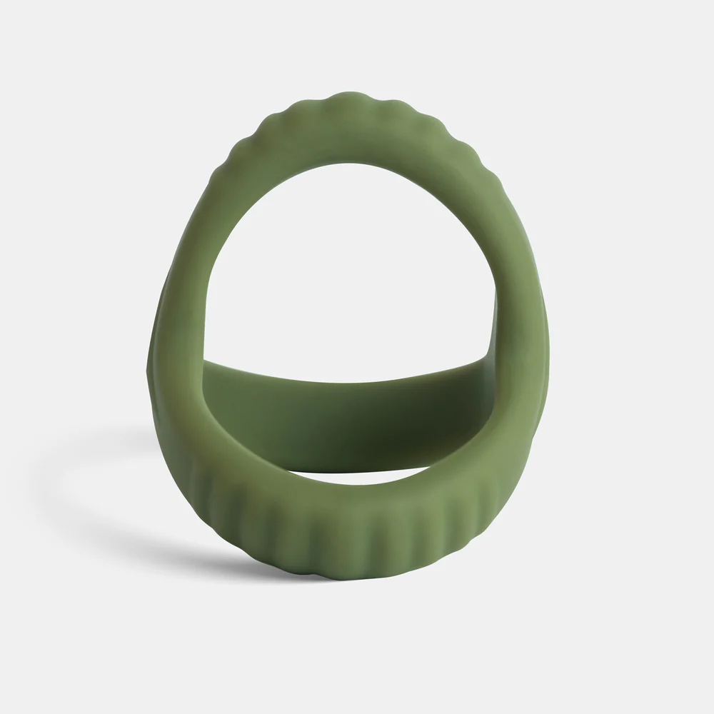 Anel peniano e escrotal Hold em silicone verde militar, vista frontal superior, mostrando a textura das nervuras