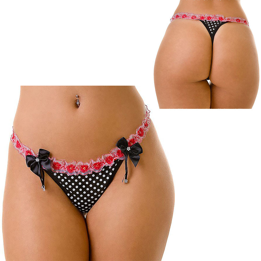 Calcinha string preta com bolinhas brancas, detalhe da lateral com babadinho vermelho e lacinho preto, em modelo real