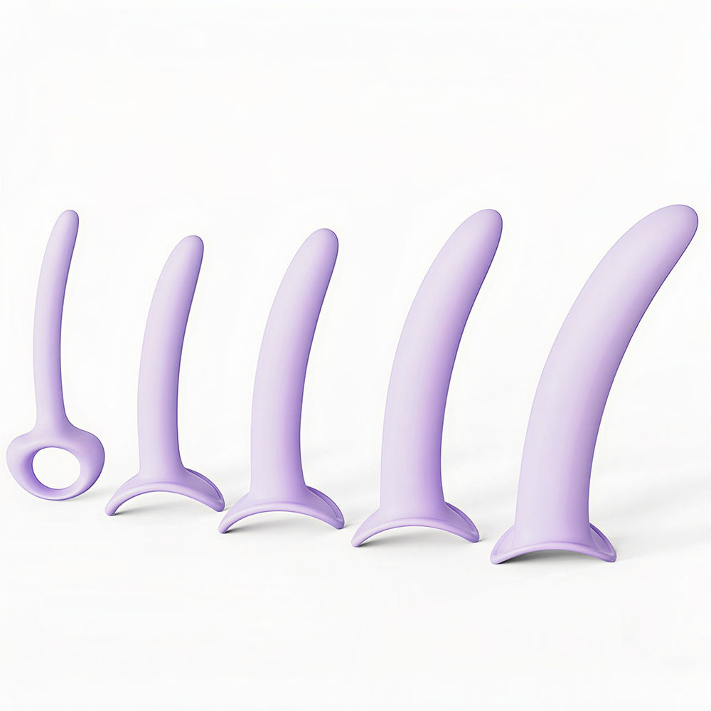 Kit Dilatador Vaginal Graduados Liso com 5 tamanhos em silicone m�dico lil�s, dispostos lado a lado em ordem crescente de tamanho