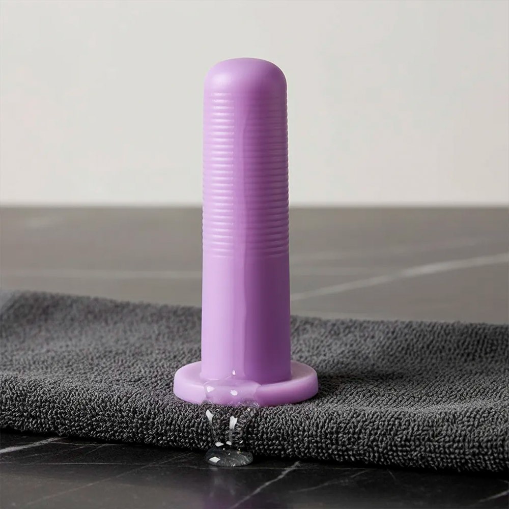 Plug Anal KCT flex�vel roxo de perto, mostrando detalhes da textura canelada