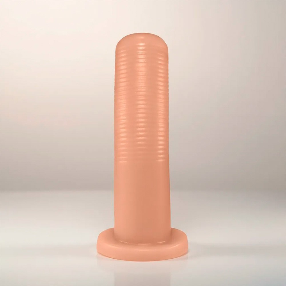 Plug anal KCT flex�vel bege ao lado de uma r�gua, ilustrando suas dimens�es de 17cm de comprimento