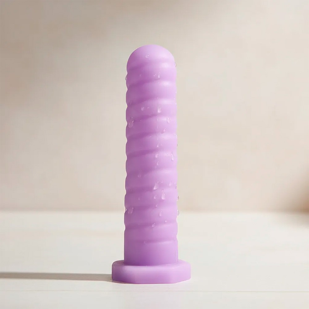Plug Anal Parafuso de PVC Roxo com gotas de �gua, mostrando a flexibilidade e a textura