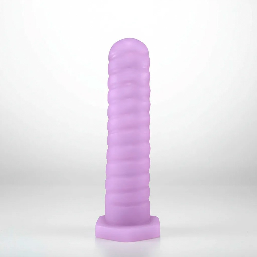 Plug Anal Parafuso de PVC Roxo em close-up, destacando a superf�cie e a flexibilidade do material
